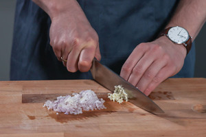Schalotte und Knoblauch schneiden