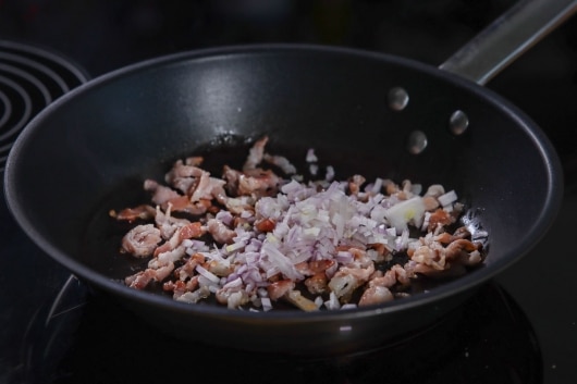 Schalotten und Knoblauch anbraten