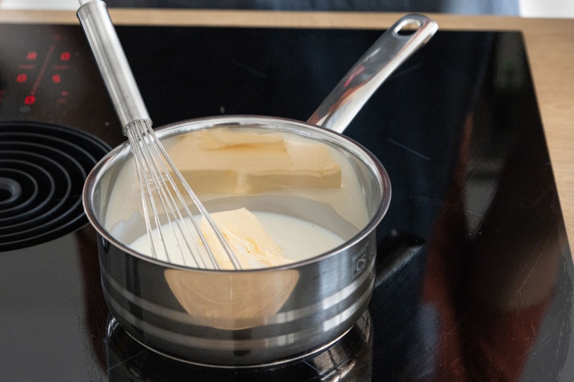 Margarine und Milch erwärmen