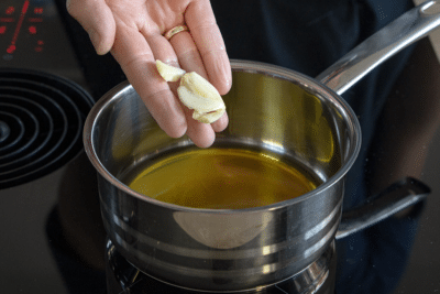 Knoblauch in Öl geben