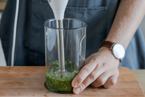 Petersilienpesto pürieren