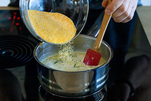 Polenta einrühren