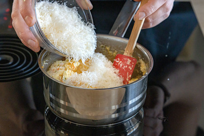 Parmesan zur Polenta geben