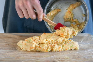 Polenta auf Folie streichen