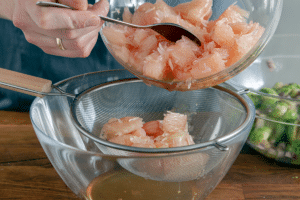 Pomelo abtropfen lassen