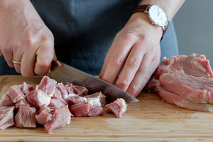 Schweinefleisch würfeln