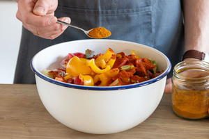 Currypulver in die Schüssel