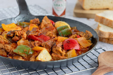 Schaschlikpfanne mit Schweinefleisch