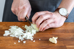 Zwiebel und Knoblauch schneiden
