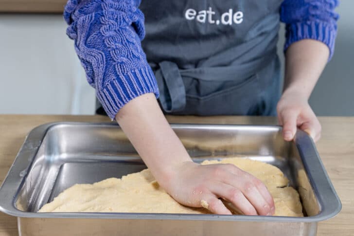 Teig in Form verteilen