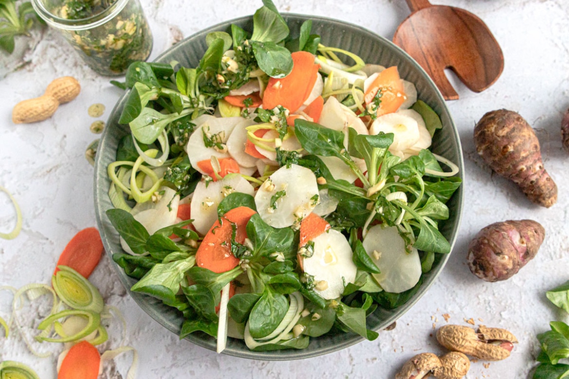 Roher Topinambur-Salat mit Erdnüssen | Rezept - eat.de
