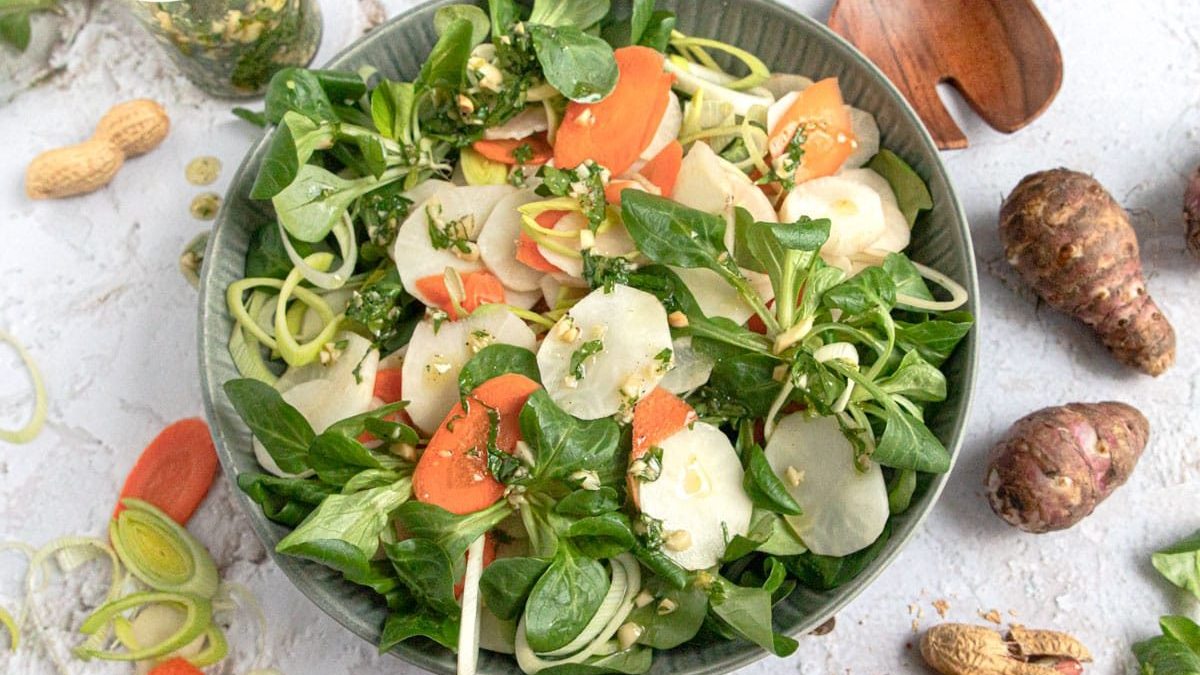 Roher Topinambur-Salat mit Erdnüssen | Rezept - eat.de