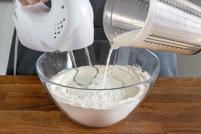 Milch zum Mehl geben