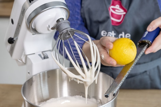 Tränchenkuchen vom Blech: Rezept für Käsekuchen mit Baiser Tränchenkuchen vom Blech: Rezept für Käsekuchen mit Baiser