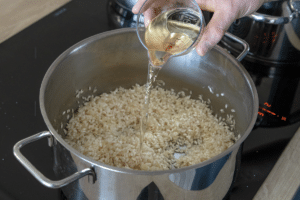 italienisches Zitronenrisotto mit Weißwein ablöschen