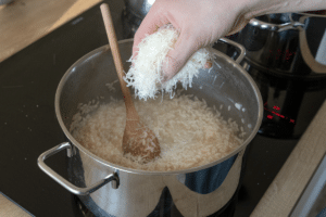 Parmesan zum italienischen Zitronenrisotto geben