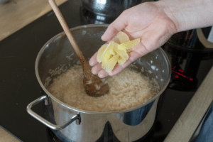 Zitronenfilets in das Risotto geben