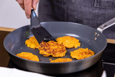 Süßkartoffelpuffer anbraten