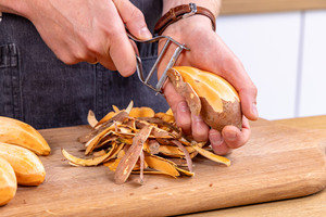 Süßkartoffeln schälen