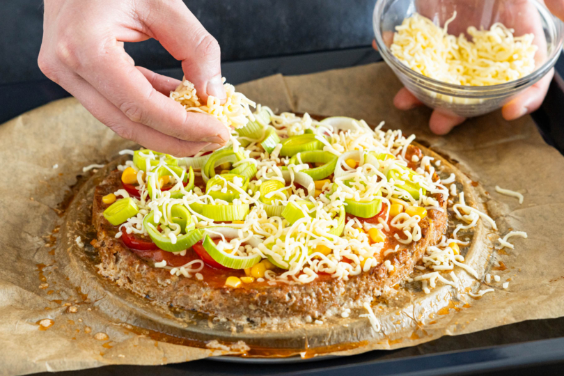 Hackfleischpizza belegen