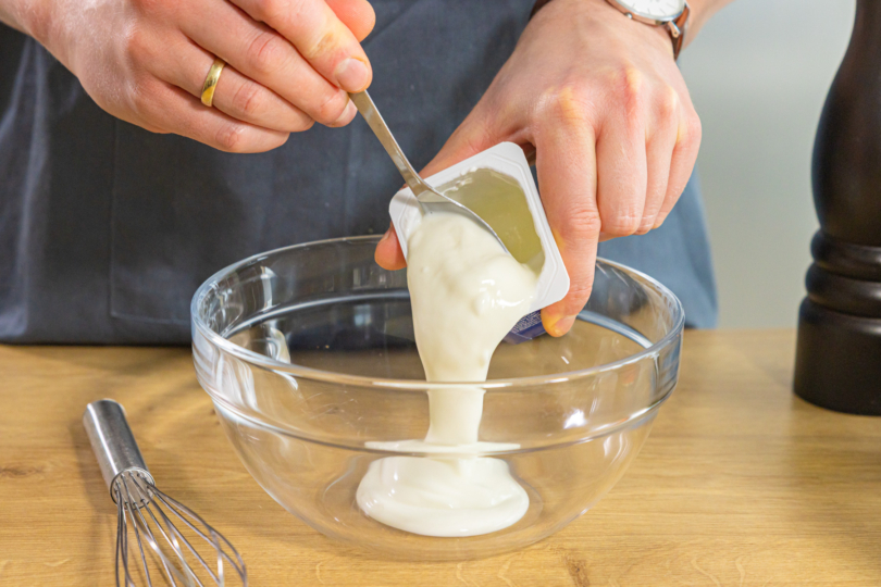Jogurt in Schüssel geben