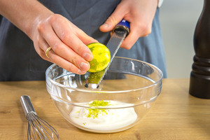 Limettenschale reiben