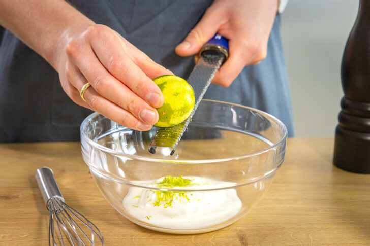 Limettenschale reiben