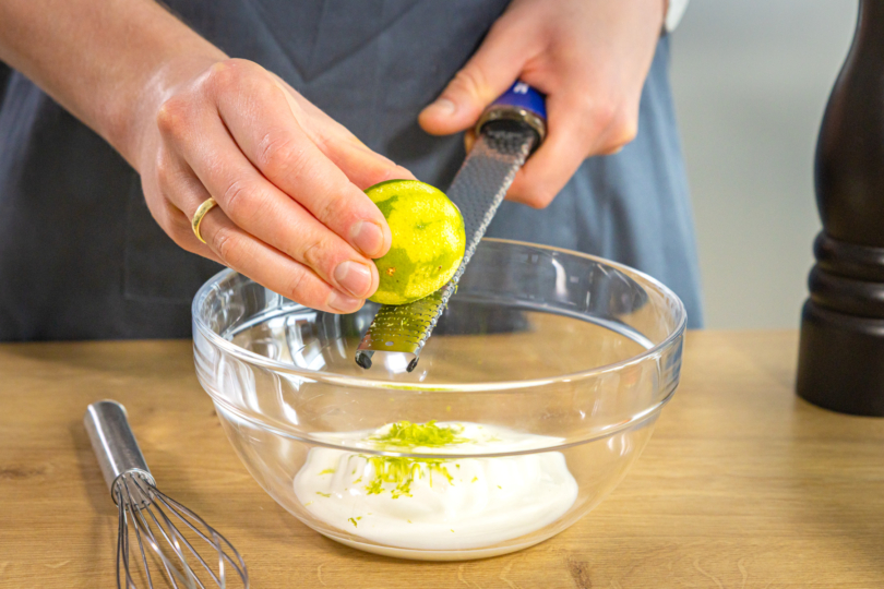 Limettenschale reiben