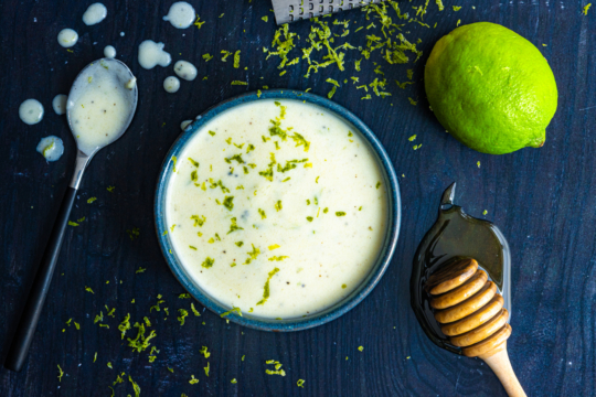 Joghurt Limetten Dressing frisch zubereitet