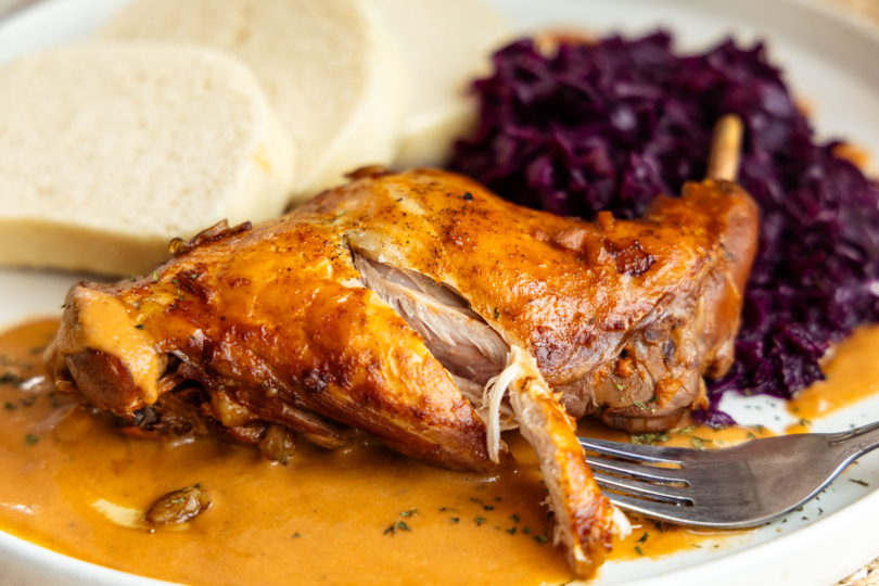 Kaninchenkeulen braten nach Omas Rezept: Fleisch angeschnitten