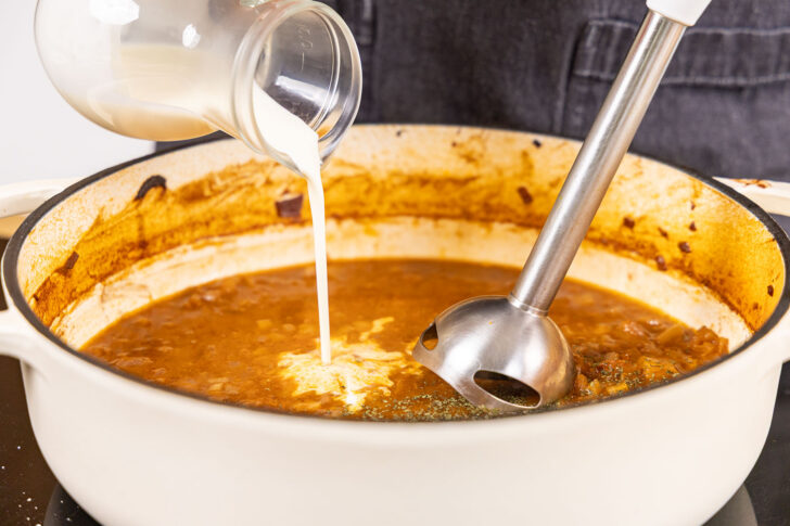 Sahne zum Fond der Kaninchenkeulen geben