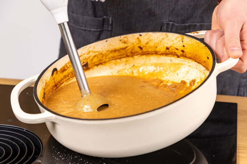 Sauce von den Kaninchenkeulen nach Omas Rezept pürieren