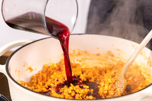 Rotwein zum Gemüse gießen