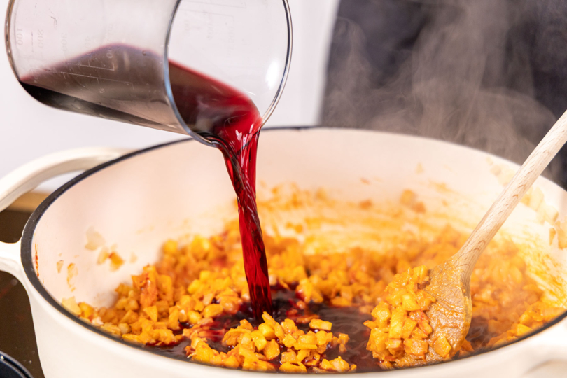 Rotwein zum Gemüse gießen