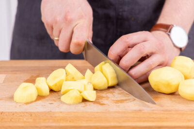 Kartoffeln klein schneiden