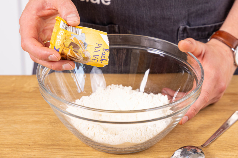 Mehl mit Backpulver mischen