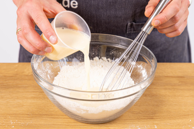 Sojamilch zum Mehl gießen