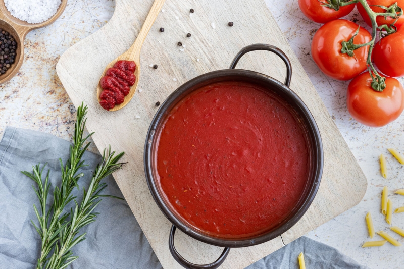 Einfache Tomatensoße aus Tomatenmark Rezept eat.de