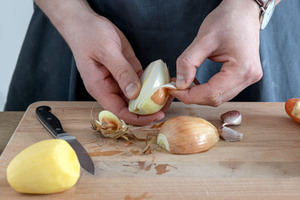 Zwiebel schälen