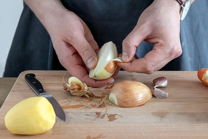 Zwiebel schälen