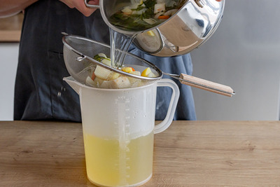 Fastensuppe durchs Sieb gießen