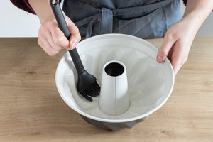 Gugelhupf für Omas Eierlikörkuchen fetten