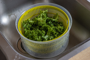 Grünkohl in Salatschleuder trocken schleudern