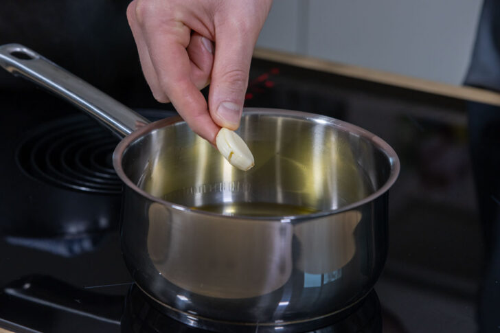 Knoblauch in Öl frittieren