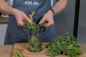 Grünkohlblätter vom Strunk rupfen