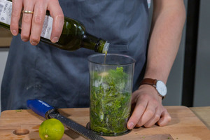 Öl zum Pesto geben