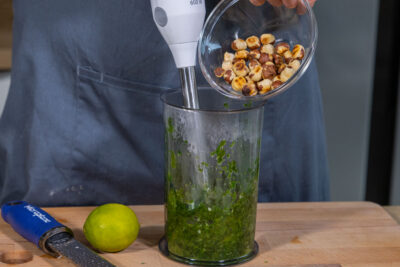 Haselnüsse zum Grünkohlpesto geben