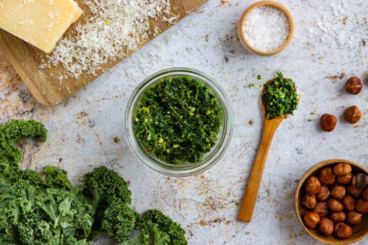 Grünkohlpesto mit Haselnüssen