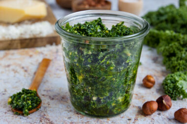 Grünkohlpesto mit Haselnüssen