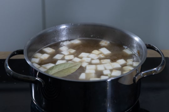 Kartoffeln und Sellerie kochen